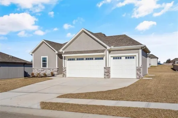 1811 Winchester DR, Pleasant Hill, MO 64080