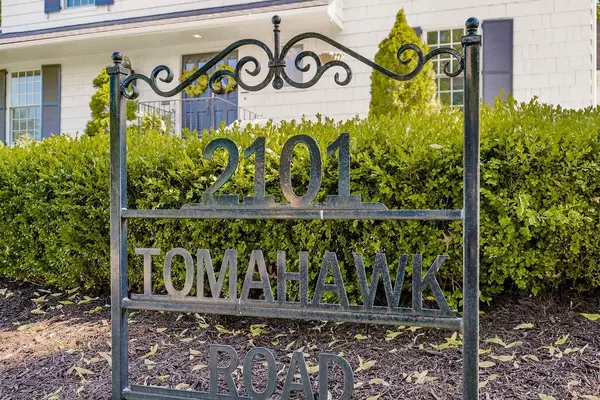 2101 Tomahawk RD, Mission Hills, KS 66208