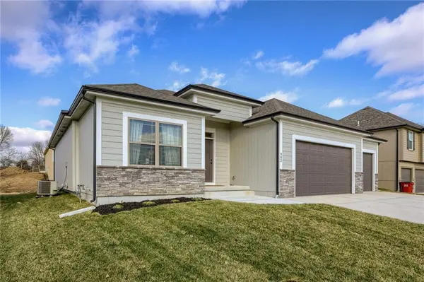 905 NW Crestwood DR, Grain Valley, MO 64029