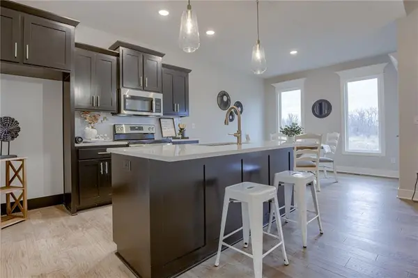 907 NW Crestwood DR, Grain Valley, MO 64029