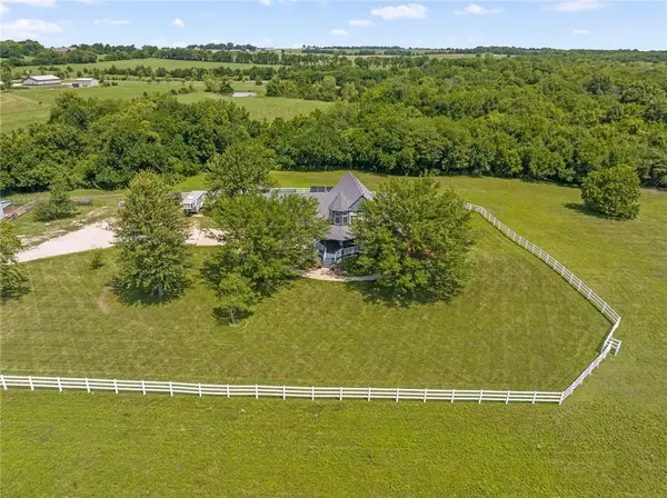 1420 N 300th RD, Baldwin City, KS 66006