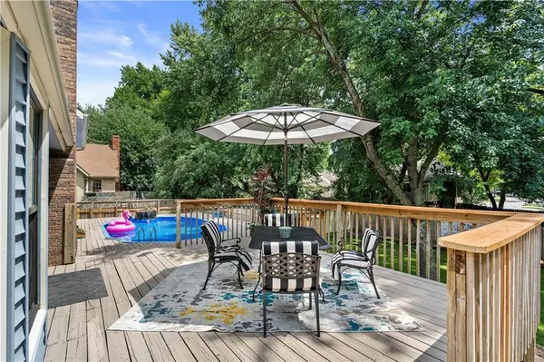 1612 NW Ashton DR, Blue Springs, MO 64015