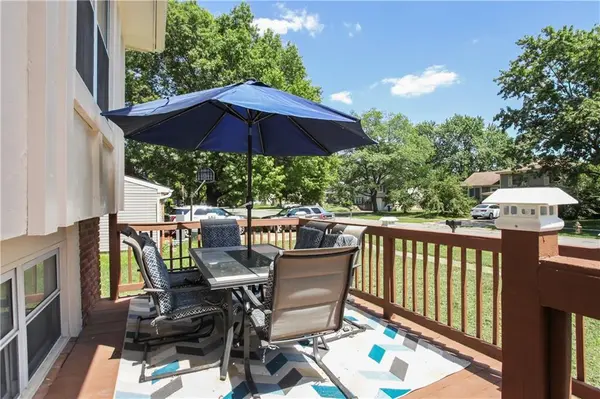 808 Valerie LN, Gardner, KS 66030