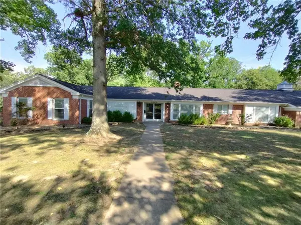 104 Country Club DR, Nevada, MO 64772