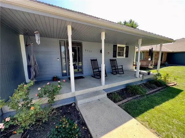 3717 NE ELLISON DR, Lee's Summit, MO 64064