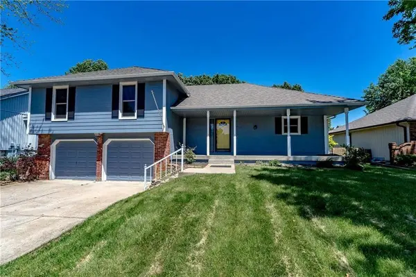 3717 NE ELLISON DR, Lee's Summit, MO 64064