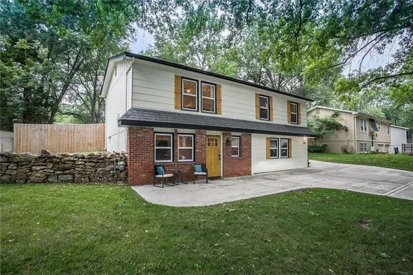 206 SE Brentwood DR, Lee's Summit, MO 64063