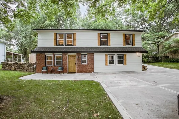 206 SE Brentwood DR, Lee's Summit, MO 64063