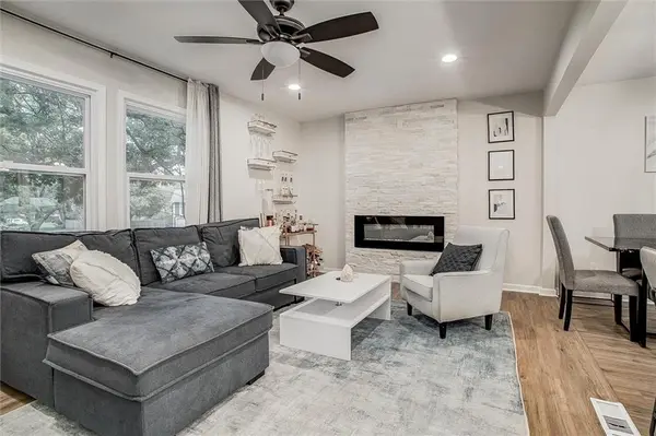 206 SE Brentwood DR, Lee's Summit, MO 64063