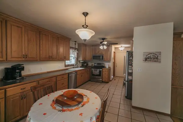 6 Lori CIR, Dearborn, MO 64438