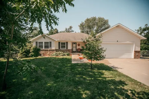 6 Lori CIR,  Dearborn,  MO 64438