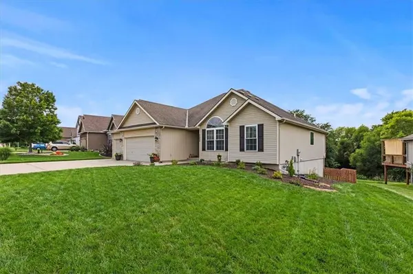 9004 N Essex DR, Kansas City, MO 64156