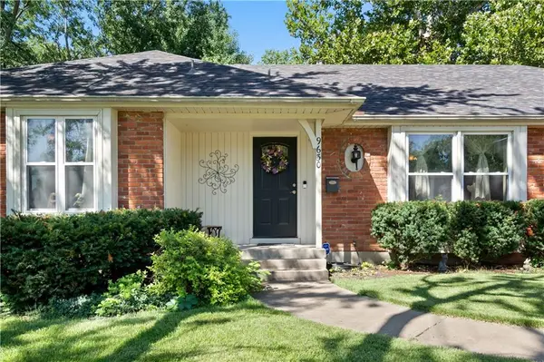 9630 Woodson DR, Overland Park, KS 66207