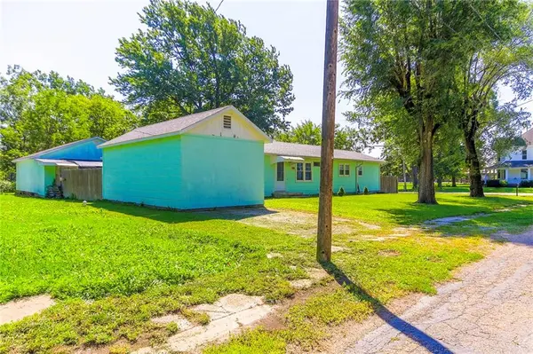 105 N Summit ST, Houstonia, MO 65333
