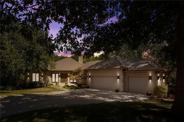 11817 Pawnee LN, Leawood, KS 66211