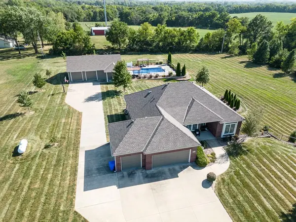 18335 Prairie View DR, Tonganoxie, KS 66086
