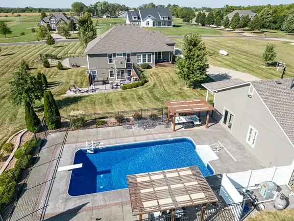 18335 Prairie View DR, Tonganoxie, KS 66086