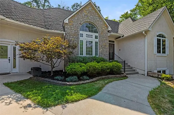 3240 S Thornbird AVE, Blue Springs, MO 64015