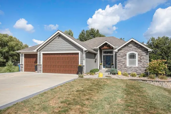 724 E 13th TER, Kearney, MO 64060