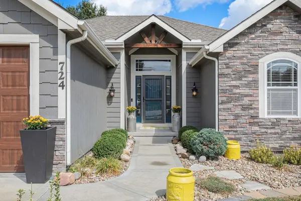 724 E 13th TER, Kearney, MO 64060