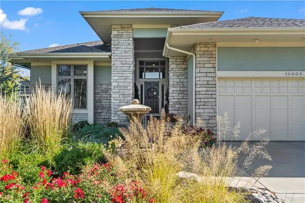 19008 W 99th TER, Lenexa, KS 66220
