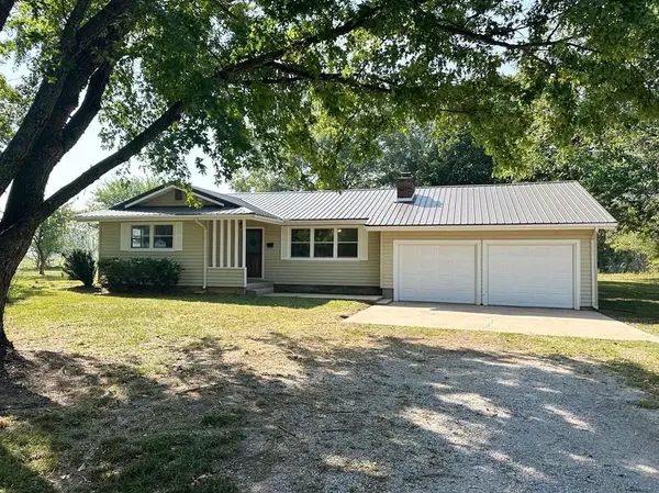 66 W Dade 82 RD, Greenfield, MO 65661