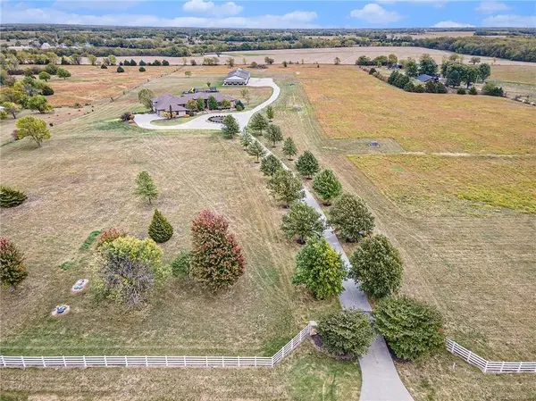 11715 S Homestead LN, Olathe, KS 66061