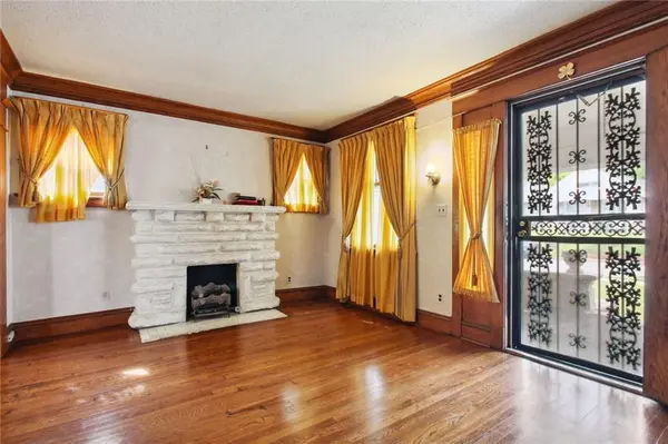 3927 College AVE, Kansas City, MO 64130