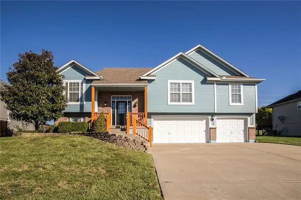 905 Tall Grass DR, Pleasant Hill, MO 64080