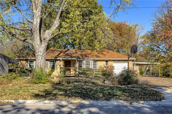 548 W Cedar ST, Olathe, KS 66061