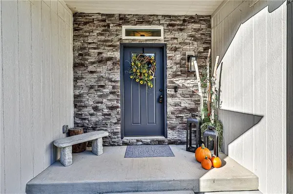 1320 SW Addie LN, Grain Valley, MO 64029