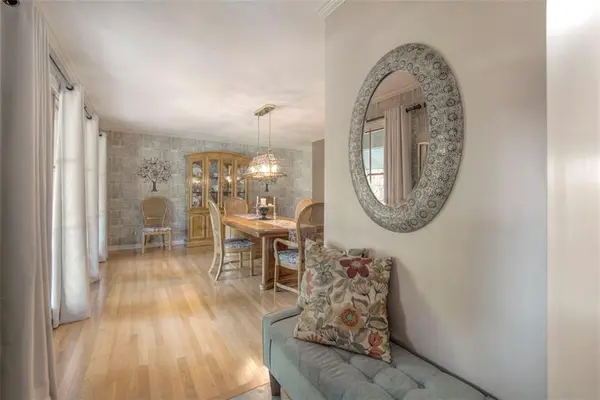 8105 Tomahawk RD, Prairie Village, KS 66208