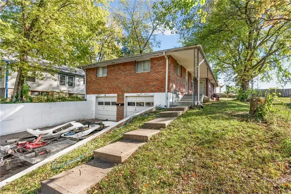 10813 E Westport RD, Independence, MO 64052