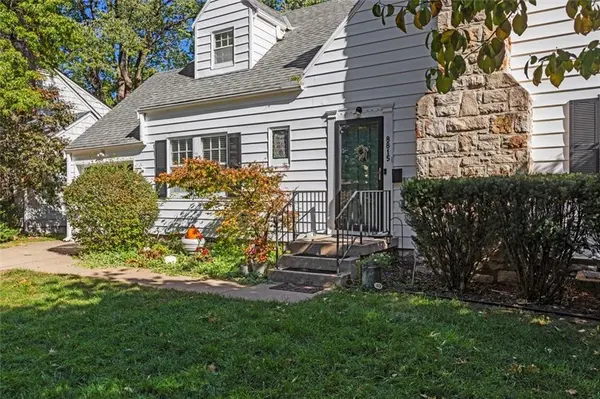 8815 Minnehaha LN, Kansas City, MO 64114