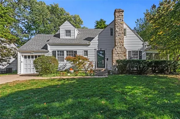 8815 Minnehaha LN, Kansas City, MO 64114