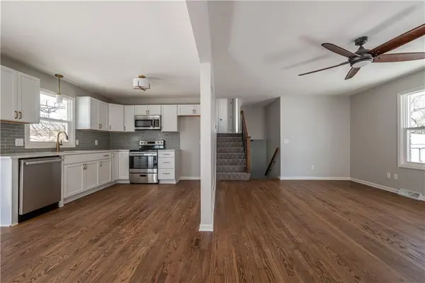 812 NW North Summit CIR, Blue Springs, MO 64015