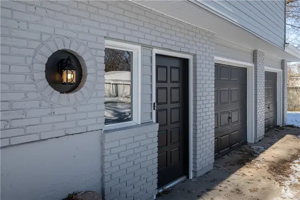 812 NW North Summit CIR, Blue Springs, MO 64015