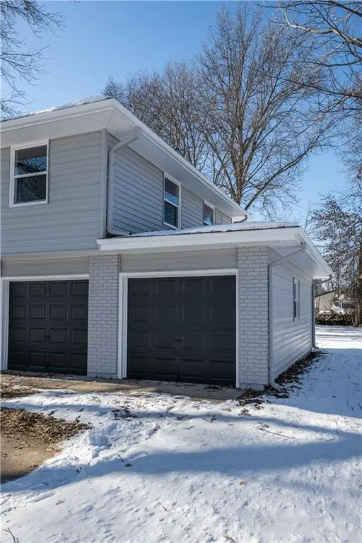812 NW North Summit CIR, Blue Springs, MO 64015