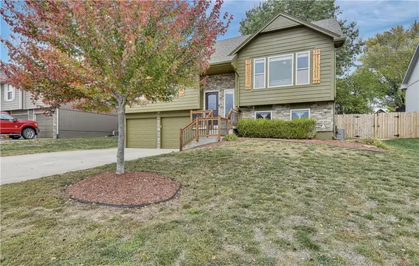 10004 KELLY DR, Peculiar, MO 64078