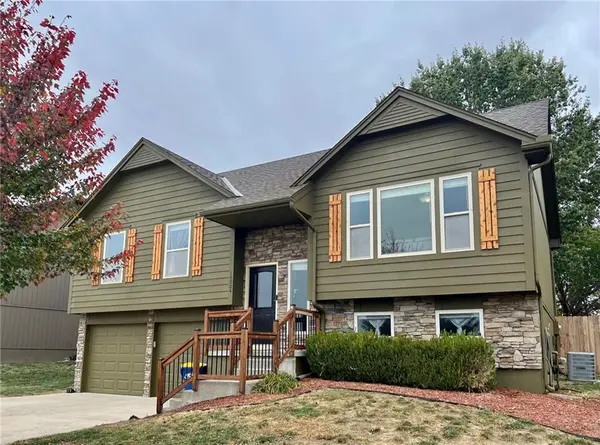 10004 KELLY DR,  Peculiar,  MO 64078