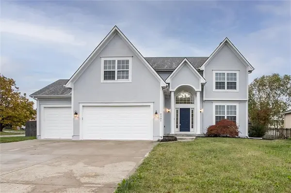 3331 SW Regatta DR, Lee's Summit, MO 64082