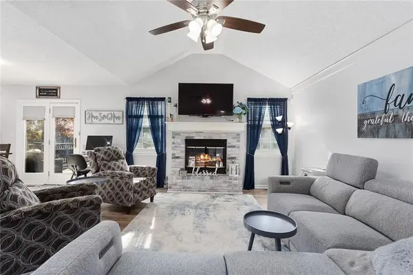 534 NE Summit DR, Blue Springs, MO 64014