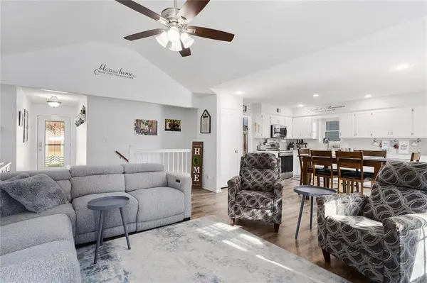 534 NE Summit DR, Blue Springs, MO 64014