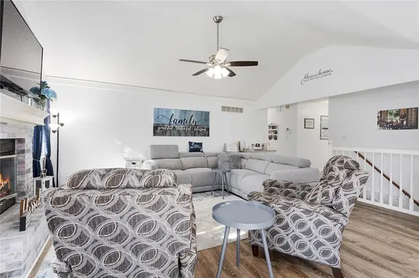 534 NE Summit DR, Blue Springs, MO 64014
