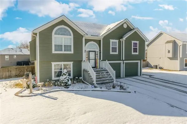 401 Lake Meadows DR,  Smithville,  MO 64089