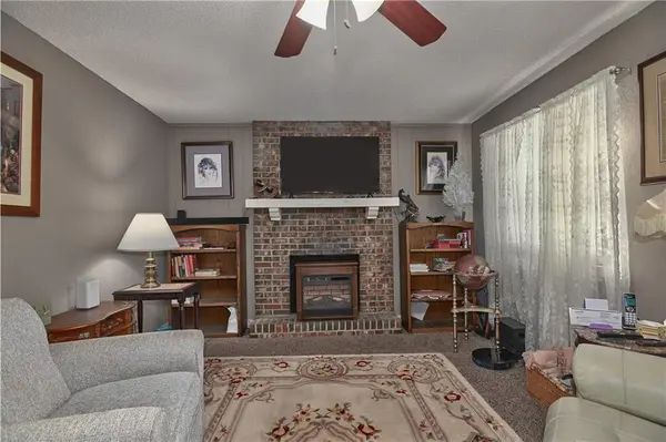 558 NW Valleybrook RD, Blue Springs, MO 64014