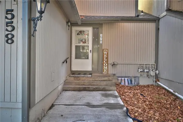 558 NW Valleybrook RD, Blue Springs, MO 64014