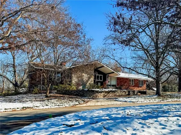 4712 W 101st TER, Overland Park, KS 66207