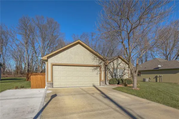 618 NW Walnut ST, Grain Valley, MO 64029