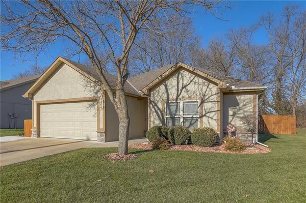 618 NW Walnut ST, Grain Valley, MO 64029